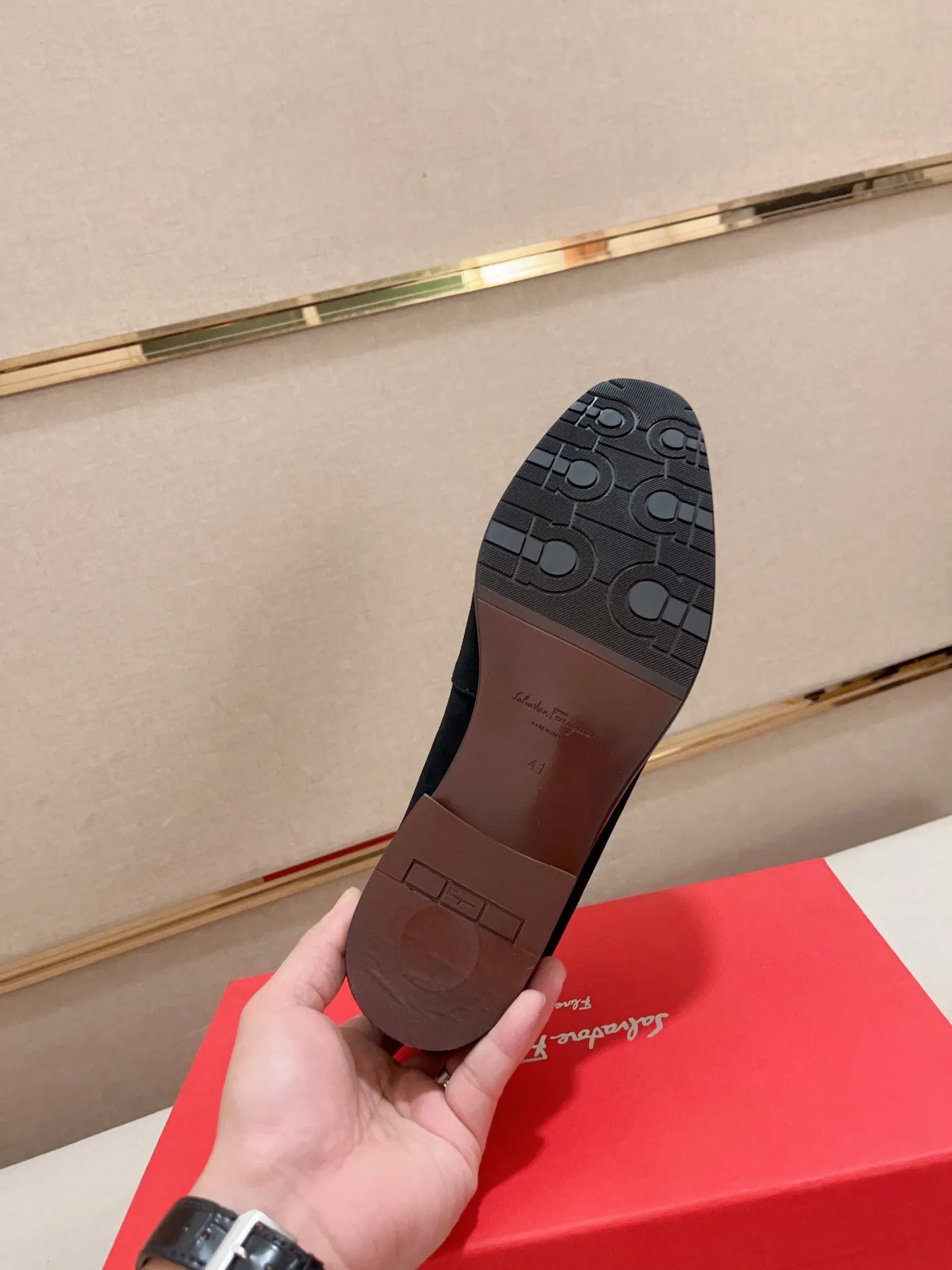 Men's shoes💰: 520💰 High version Ferragamo quality! 🆕🆕Exclusive hot-selling products in stock🔥🔥New products on the shelves, high-quality shoes, high-end driving shoes, with complete packaging! 💪 💪 Material: imported patented cowhide 🐂 + imported high-quality water-dyed cowhide lining + wear-resistant outsole 👍🏻👍🏻 Features: high-end and comfortable, purely handmade 🚀 🚀 Create the perfect shoes that suit you best 🔥 🔥 Size: (38-44) Can be customized 45 non-returnable!